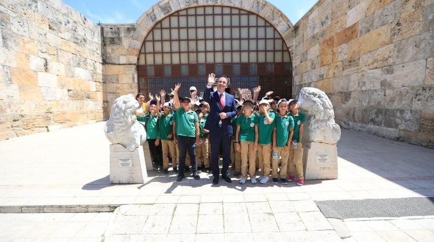 Başkan &Ouml;rki &ouml;ğrencilerle m&uuml;zeleri gezdi