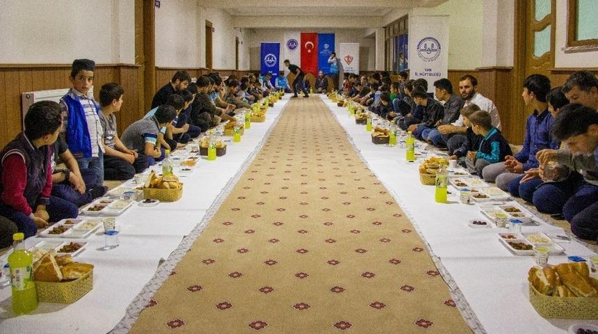 Van il müftülüğünden “İyilik Dünyaya Hâkim Olacak” sofrası