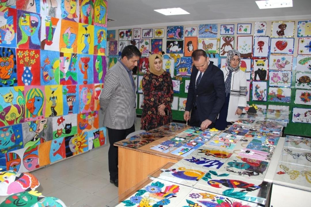 Ağrılı &ouml;ğrencilerden resim sergisi