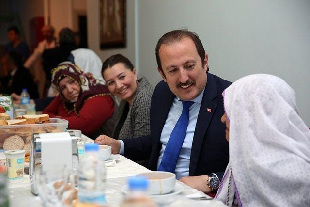 Vali Pehlivan ve eşi huzurevi sakinleriyle iftar sofrasında bir araya geldi