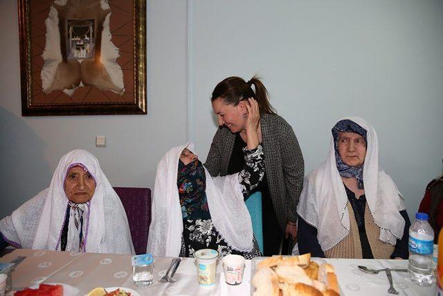 Vali Pehlivan ve eşi huzurevi sakinleriyle iftar sofrasında bir araya geldi