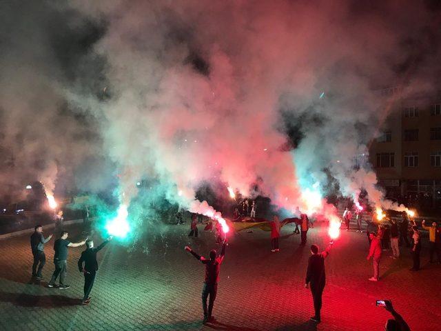 Yenice’de Galatasaray taraftarından şampiyonluk kutlaması