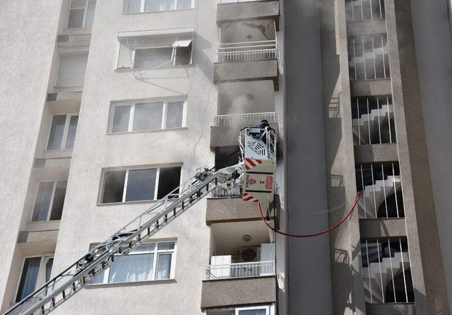 Buzdolabı alev aldı, 12 katlı bina tahliye edildi