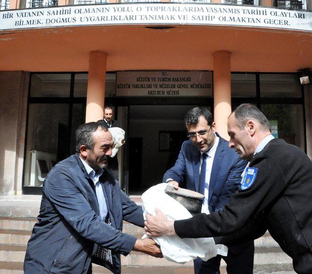 Tarlasını sürerken pulluk, 5 bin yıllık tarihe takıldı 1