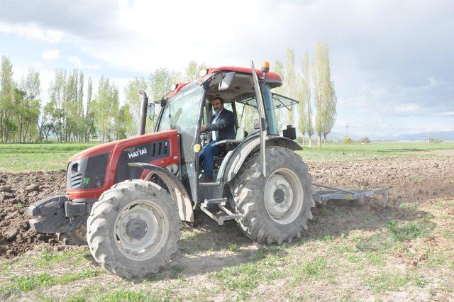 Tarlasını sürerken pulluk, 5 bin yıllık tarihe takıldı 2
