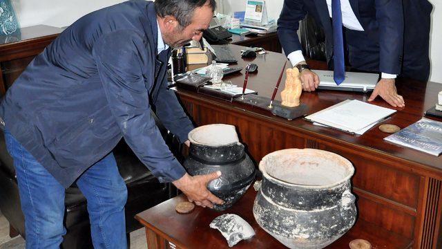 Tarlasını sürerken pulluk, 5 bin yıllık tarihe takıldı