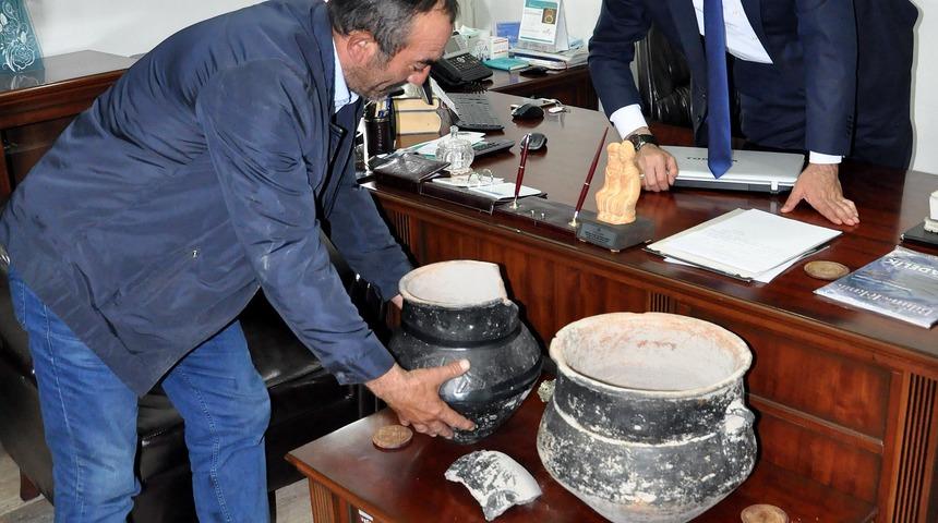 Tarlasını s&uuml;rerken pulluk, 5 bin yıllık tarihe takıldı