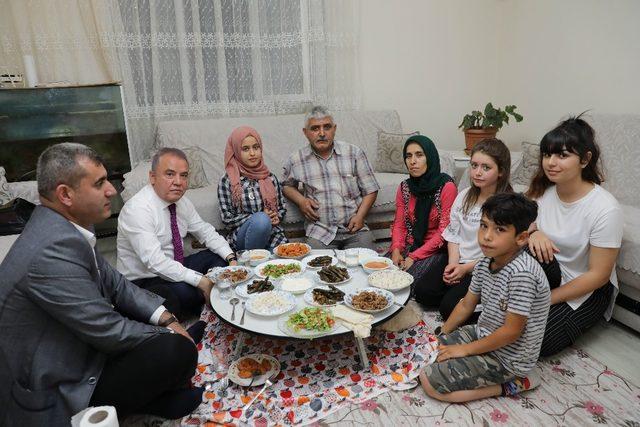 Başkan Böcek, iftarda Kiriş ailesinin konuğu oldu