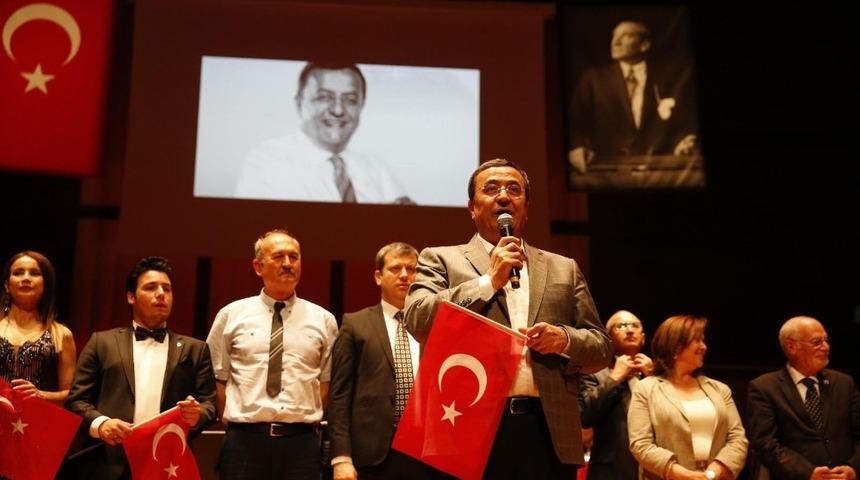 Atat&uuml;rk Destanı ayakta alkışlandı