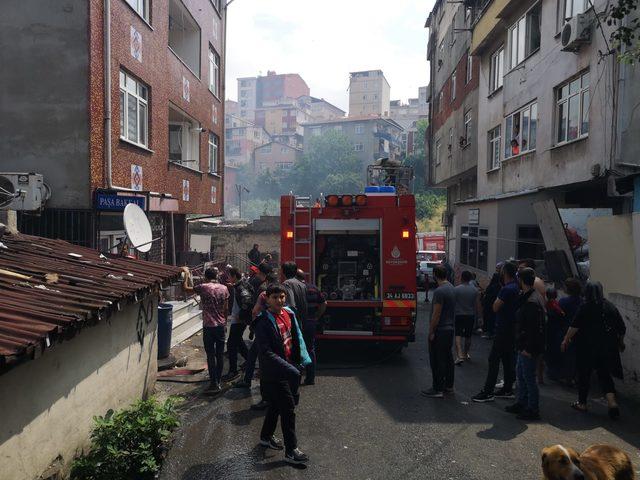Ataşehir'de yangında can pazarı: Çocukları açılan battaniyeye atıp ikinci kattan atladı (1)
