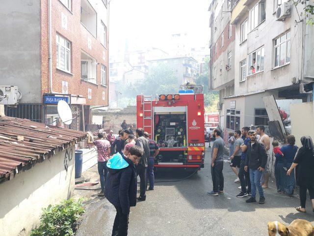 Ataşehir'de yangında can pazarı: Çocukları açılan battaniyeye atıp ikinci kattan atladı (1)