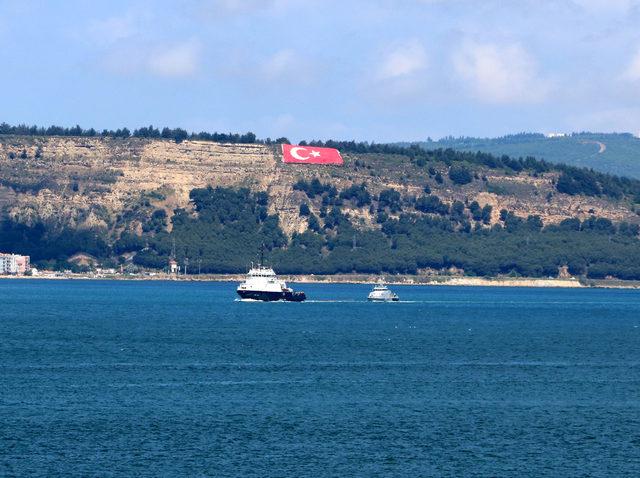 Rus askeri botu, çekilerek Çanakkale Boğazı'ndan geçti