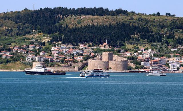 Rus askeri botu, çekilerek Çanakkale Boğazı'ndan geçti