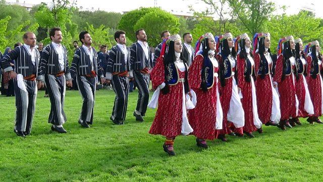 Erciş'te İnci Kefali Festivali renkli görüntülerle başladı