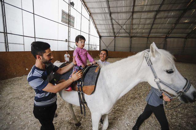 Engelli çocuklara atlı terapi