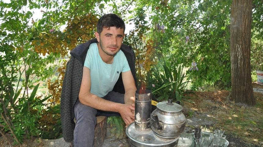 &Ouml;ld&uuml;r&uuml;lmesin diye koruduğu yılan tarafından ısırıldı