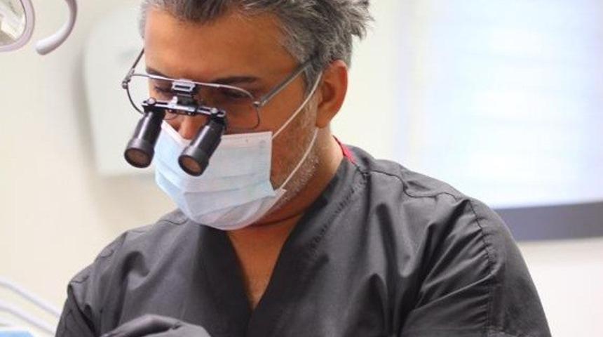 Diş eti &ccedil;ekilmeleri g&uuml;l&uuml;ş&uuml; etkiliyor