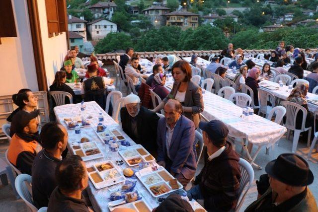 Eski mahalle kültürleri mahalle iftarları ile hatırlanıyor