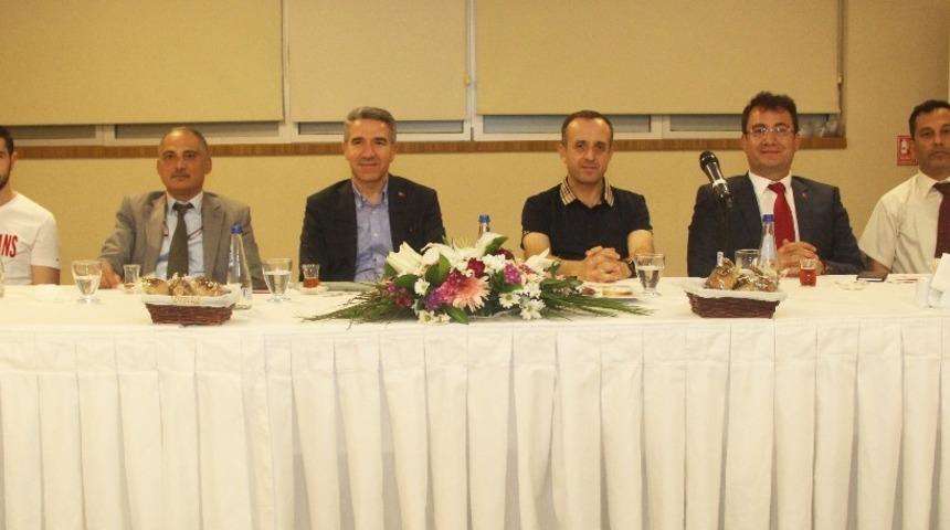 Sevgi evlerindeki &ccedil;ocuklarla geleneksel iftar yemeği