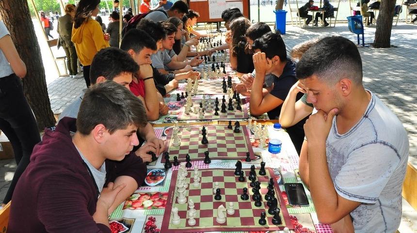 Manisa&rsquo;da satran&ccedil; turnuvası &ouml;d&uuml;lleri sahiplerini buldu