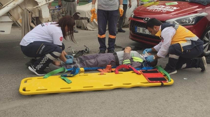 Otomobilin &ccedil;arptığı &ccedil;&ouml;p kamyonundaki temizlik iş&ccedil;isi yaralandı