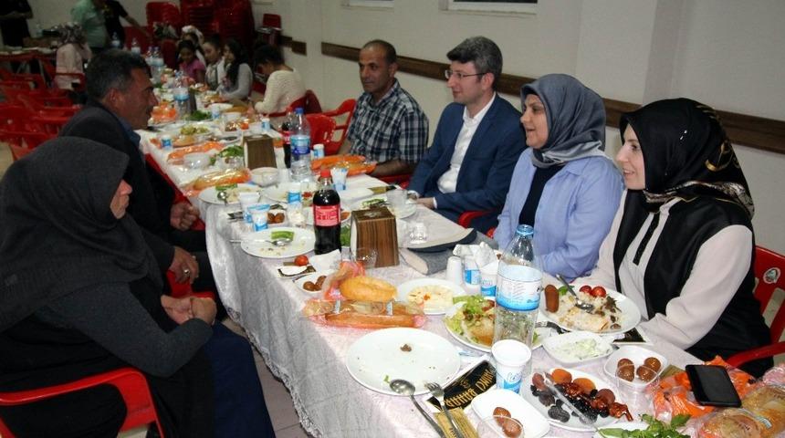 Kaymakam Şener&rsquo;den şehit ailelerine iftar