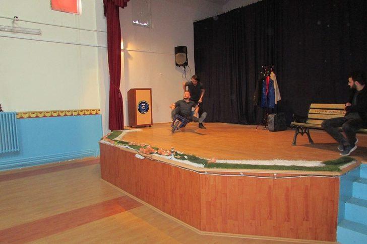 “Beni Siz Delirttiniz” oyununa hükümlü ve tutuklulardan tam not G4