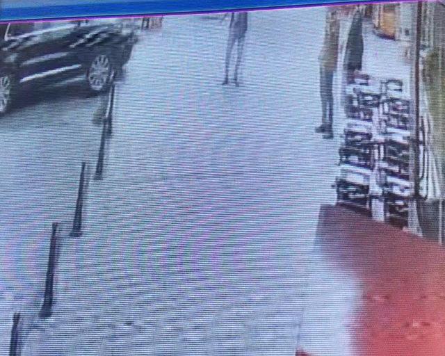 Beyoğlu'nda kaza kamerada: kaldırımda yürüyenler saniyelerle kurtuldu