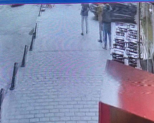 Beyoğlu'nda kaza kamerada: kaldırımda yürüyenler saniyelerle kurtuldu