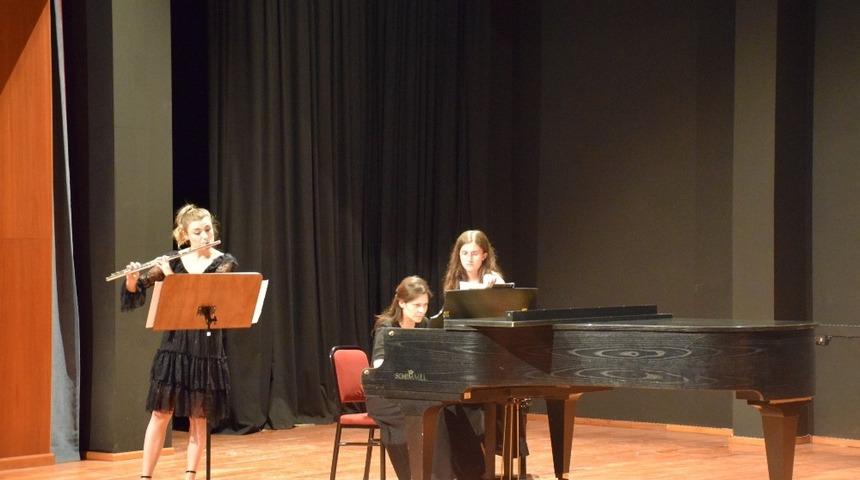 Öğrencilerden “Flüt Sınıf Konseri”