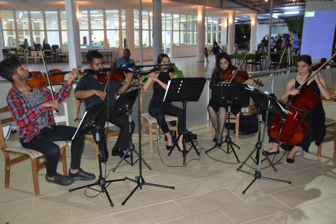 Ayvalık HEM&rsquo;den sene sonu defilesi