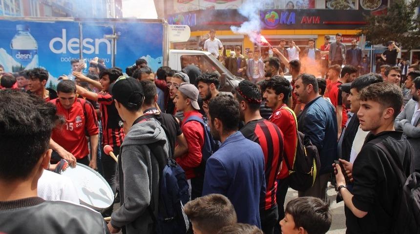 Vanlı taraftarın sevin&ccedil; g&ouml;sterileri s&uuml;r&uuml;yor