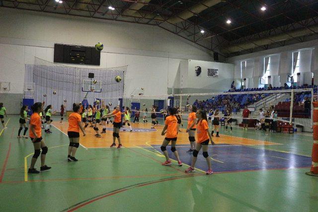 Marmaris’te “Mini Voleybol Şenliği” yapıldı