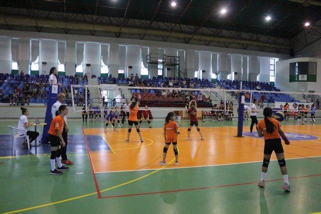 Marmaris’te “Mini Voleybol Şenliği” yapıldı