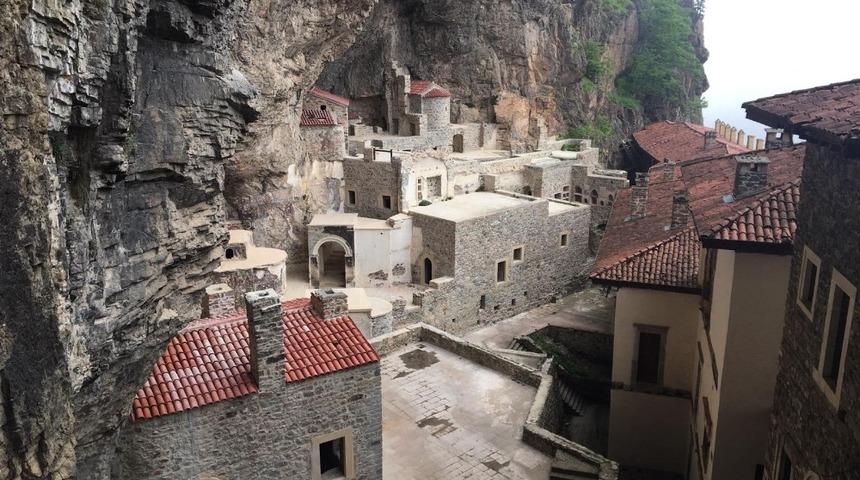 3,5 yılı aşkın süredir restorasyonu süren Sümela Manastırı’nın bir bölümü bugün törenle ziyarete açıldı