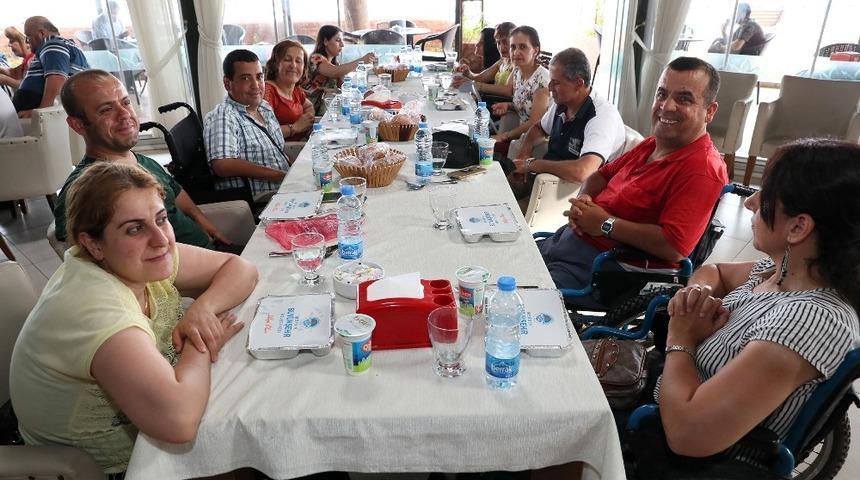 Mersin Büyükşehir Belediyesi, Hataylı engellileri yemekte ağırladı