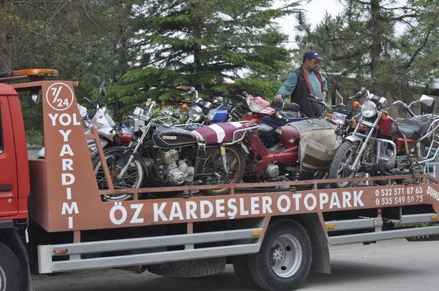 Şuhut’ta trafik ekipleri plakasız ve eksik evraklı motosikletleri topladı