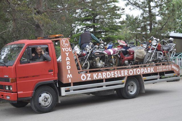 Şuhut’ta trafik ekipleri plakasız ve eksik evraklı motosikletleri topladı