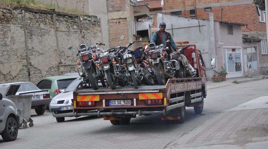 Şuhut&rsquo;ta trafik ekipleri plakasız ve eksik evraklı motosikletleri topladı