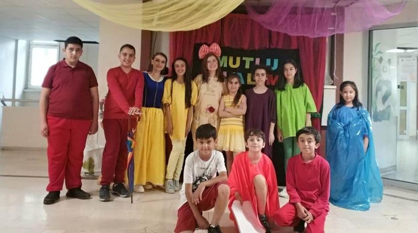 &Ccedil;ocuk tiyatroculardan kanser tedavisi g&ouml;ren arkadaşlarına moral