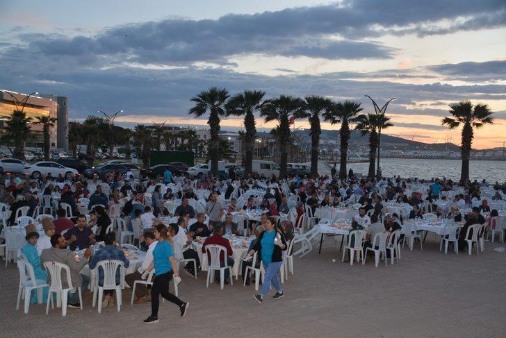 Aliağa’da ’Gönül Sofrası’ iftarı G1