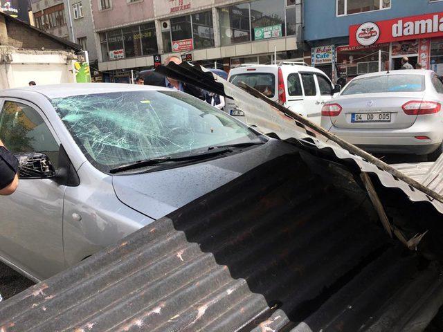 Ağrı'da fırtına çatıları uçurdu; 7 araç zarar gördü