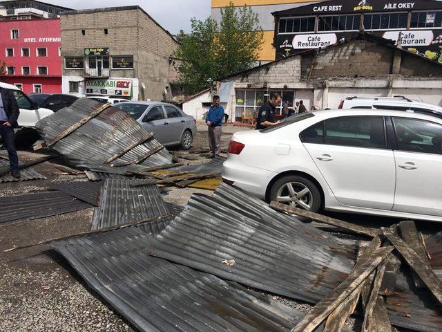 Ağrı'da fırtına çatıları uçurdu; 7 araç zarar gördü