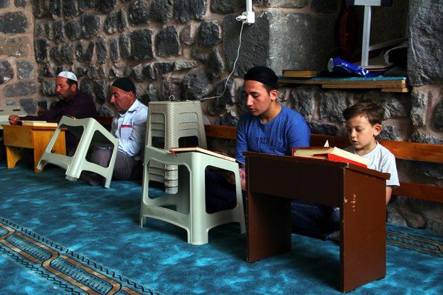 Kayseri'de 223 camide 'itikaf' ibadeti başladı
