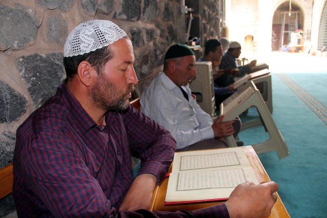 Kayseri'de 223 camide 'itikaf' ibadeti başladı