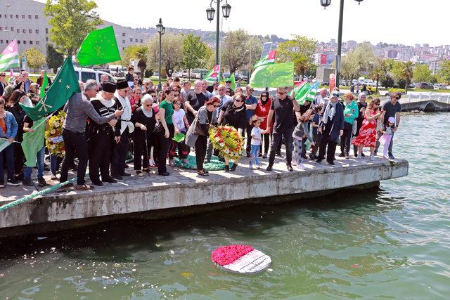 Çerkez sürgünü için denize karanfil bıraktılar