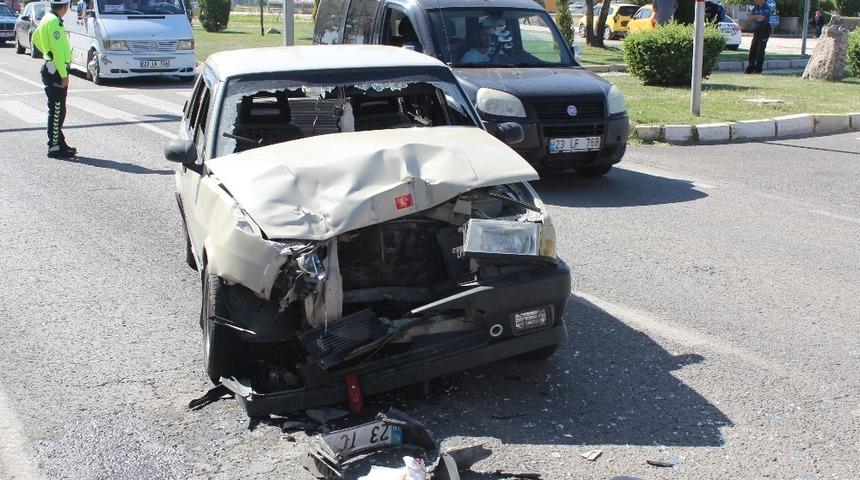 Elazığ&rsquo;da trafik kazası:3 yaralı