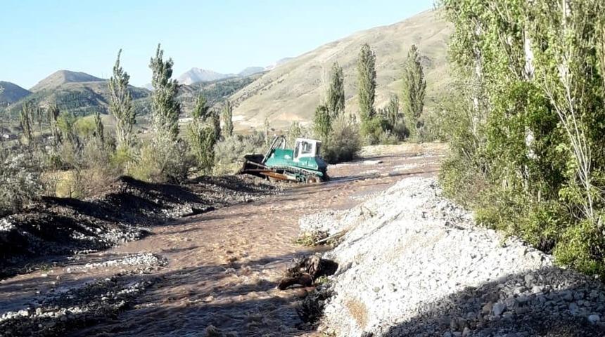 Taşan dere ıslah edilmeye başlandı
