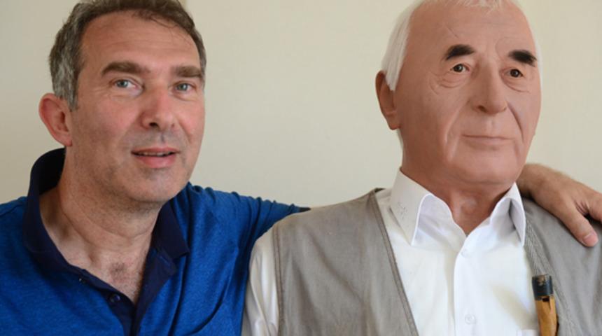 Giresun'da bir kişi vefat eden babasının balmumu heykelini evinde sergiliyor