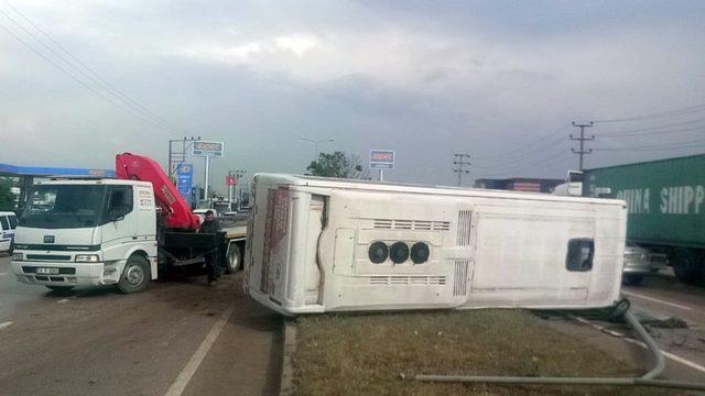 Bursa’da işçi servisi devrildi: 10 yaralı